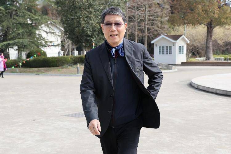 荡受被双龙3p男男