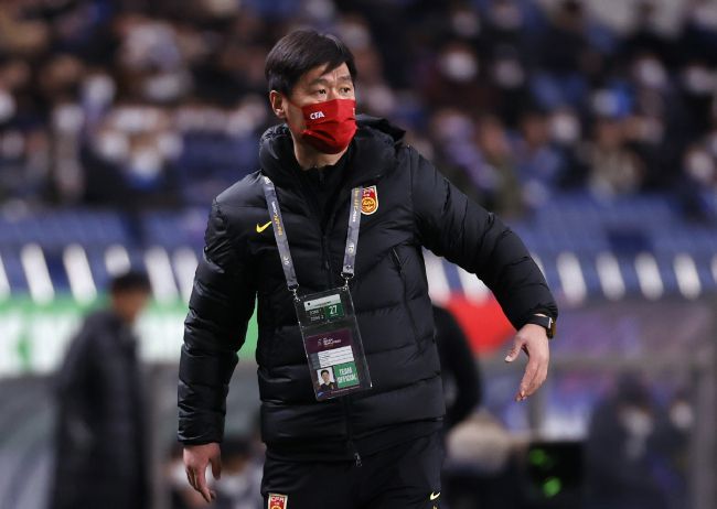 女生把肚子撑大像气球